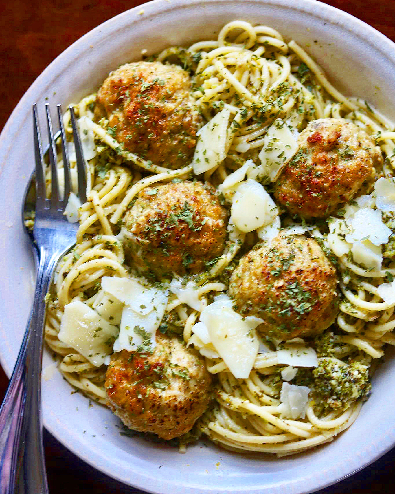 These Baked Chicken Meatballs with Broccoli Pesto Pasta is so, so good!