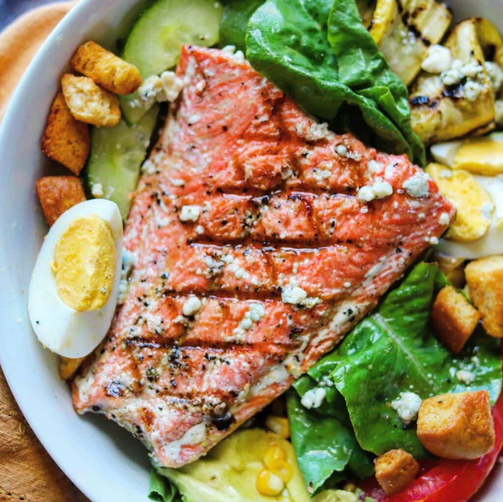 perfect grilled salmon salad with summer vegetables – The 2 Spoons