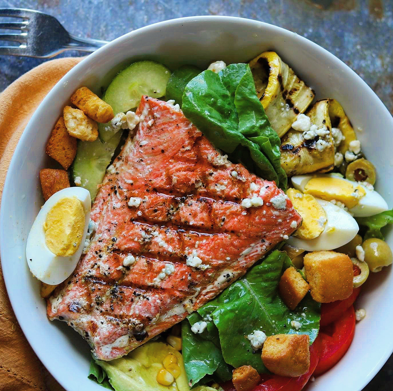 perfect grilled salmon salad with summer vegetables – The 2 Spoons